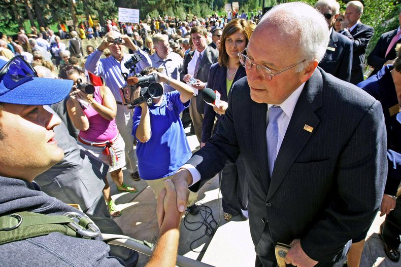 ARCHIVO – El exvicepresidente estadounidense Dick Cheney, derecha, saluda al veterano de la guerra de Irak, Peter Howard, el 10 de septiembre de 2009, en Laramie, Wyoming. (Andy Carpenean/Laramie Boomerang vía AP, Archivo)