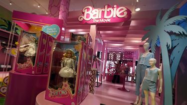 ARCHIVO - Productos con temática de Barbie se exhiben en una sección especial en Bloomingdales, en Nueva York, el jueves 20 de julio de 2023. La empresa matriz Mattel creó una campaña de marketing de productos con más de 100 marcas que se tiñeron de rosa.(Foto AP/Richard Drew, archivo)
