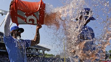 Bobby Witt Jr. de los Reales de Kansas City recibe un baño de MJ Meléndez tras la victoria ante los Rays de Tampa Bay, el domingo 16 de julio de 2023. (AP Foto/Charlie Riedel)