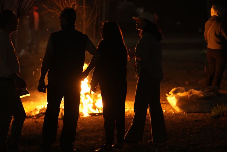 Iraníes se reúnen en torno a una hoguera para celebrar el Chaharshanbe Souri, o Fiesta del Miércoles, un antiguo festival de fuego en la víspera del último miércoles del año persa, en Teherán, Irán, el 18 de marzo de 2025. (AP Foto/Vahid Salemi)