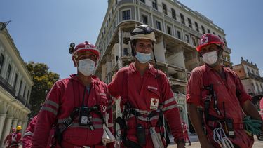 rescatistas buscan a la ultima persona bajo los escombros del saratoga