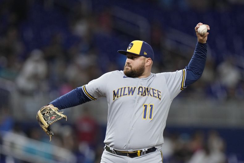 ARCHIVO - Rowdy Téllez, primera base de los Cerveceros de Milwaukee, actúa como pitcher en un juego ante los Marlins de Miami, el 22 de septiembre de 2023 (AP Foto/Wilfredo Lee, archivo)