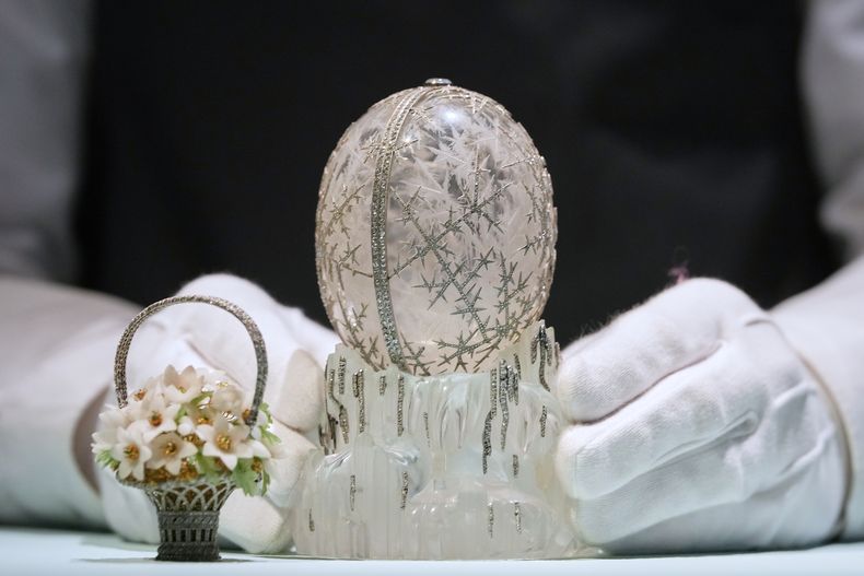 El Huevo de Invierno de Fabergé en la sala de subastas de Christies en Londres, el jueves 27 de noviembre de 2025. Se prevé que alcance un precio de venta de más de 20 millones de libras esterlinas cuando sea subastado, el martes 2 de diciembre de 2025. (AP Foto/Kirsty Wigglesworth)
