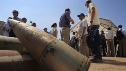 Activistas y delegaciones internacionales están junto a bombas de racimo en una base militar en Nabatiyeh, Líbano, 12 de septiembre de 2011. (AP Foto/Mohammed Zaatari, Archivo)