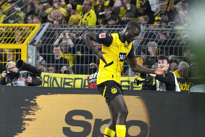 Serhou Yadaly Guirassy del Borussia Dortmund celebra tras anotar en el encuentro de la Bundesliga ante el St. Pauli el viernes 18 de octubre del 2024. (AP Foto/Martin Meissner)