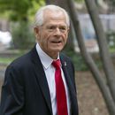 Peter Navarro, quien fue asesor del presidente Donald Trump y ahora es acusado de desacato legislativo, en Washington, el 28 de agosto de 2023.(Foto AP/Jose Luis Magana)