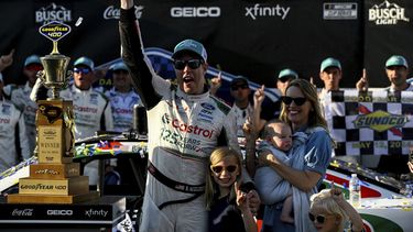 Brad Keselowski celebra junto con su familia después de ganar por primera vez en tres años en la Serie NASCAR Cup en Darlington Raceway, el domingo 12 de mayo de 2024, en Darlington, Carolina del Sur. (AP Foto/Matt Kelley)