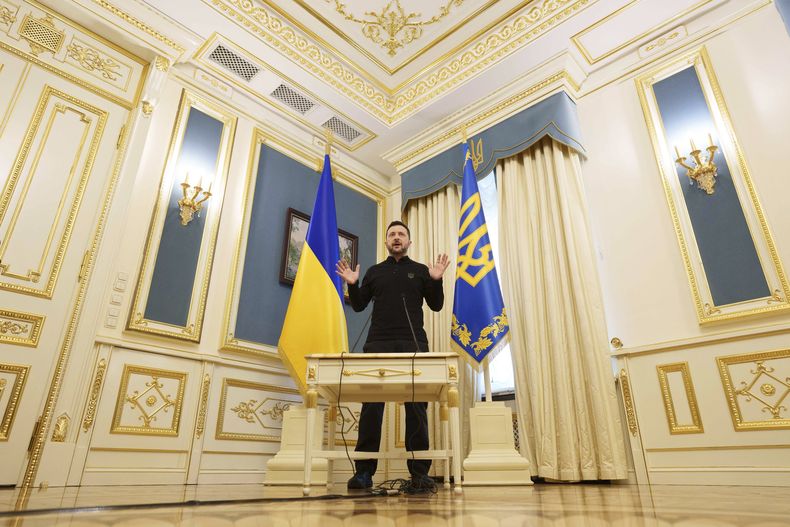 El presidente ucraniano, Volodymyr Zelenskyy, habla con periodistas durante una conferencia de prensa en Kiev, Ucrania, el miércoles 26 de febrero de 2025. (AP Foto/Evgeniy Maloletka)