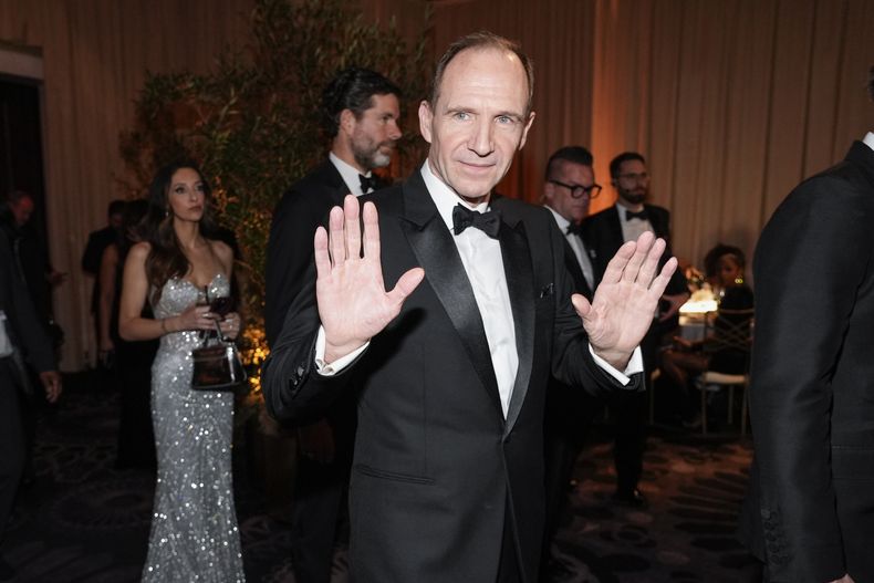 Ralph Fiennes llega a la 82ª edición de los Globos de Oro el domingo 5 de enero de 2025 en el Beverly Hilton de Beverly Hills, California. (Foto AP/Chris Pizzello)