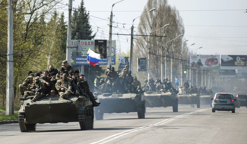 Una columna de carros de combate con una bandera rusa entra al pueblo de Kramatorsk, Ucrania, el mi&eacute;rcoles 16 de abril, de 2014. Un reportero de The Associated Press vio a los veh&iacute;culos de combate entrar en la ciudad ucraniana. (Foto de AP/