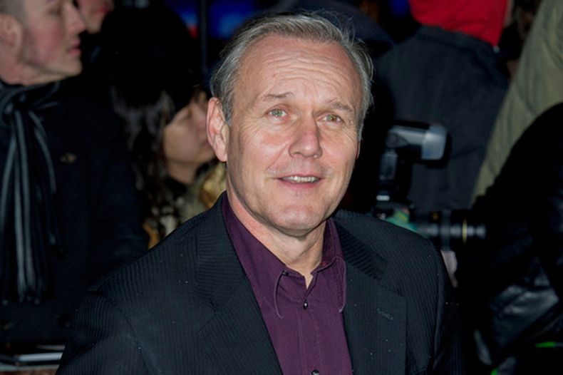 ARCHIVO - Anthony Head llega a la premier europea de “The Iron Lady” el miércoles 4 de enero de 2012, en Londres. (AP Foto/Jonathan Short, Archivo)