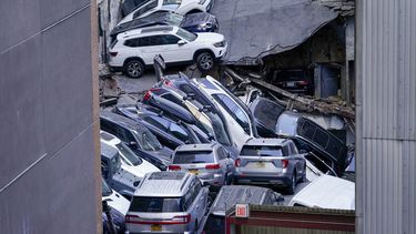Autos apilados tras el derrumbe parcial de una estructura de estacionamiento en el Distrito Financiero de Nueva York, 18 de abril de 2023. (AP Foto/Mary Altaffer, File)