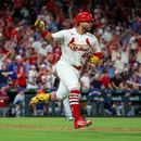 El panameño Iván Herrera, de los Cardenales de San Luis, corre al conectar un doblete frente a los Cachorros de Chicago, el miércoles 29 de julio de 2026 (AP Foto/Scott Kane)