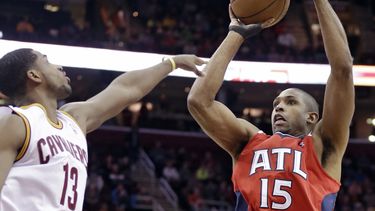 americateve | El dominicano Al Horford (15), de los Hawks de Atlanta, lanza por encima de Tristan Thompson (13), de los Cavaliers de Cleveland, durante el primer cuarto de una partido de la NBA, el jueves 26 de diciembre de 2013, en Cleveland. Los Hawks ganaron127-125