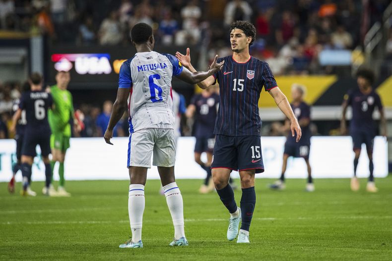 El volante estadounidense Johnny Cardoso saluda al zaguero haitiano Garven-michee Metusala (6) tras un partido de la Copa Oro de la CONCACAF, el domingo 22 de junio de 2025, en Arlington, Texas. (AP Foto/Jessica Tobias)