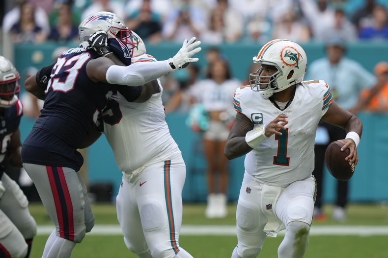 El quarterback de los Dolphins de Miami Tua Tagovailoa (1) intenta hacer una jugada durante la 2da mitad del juego de la NFL ante los Patriots de New England, en Miami Gardens, Florida, el domingo 29 de octubre de 2023. (AP Foto/Lynne Sladky)