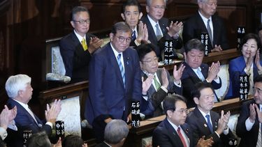 Legisladores aplauden mientras el primer ministro, Shigeru Ishiba, de pie, es reelegido en una sesion parlamentaria especial en la cámara baja, el lunes 11 de noviembre de 2024, en Tokio. (AP Foto/Eugene Hoshiko)