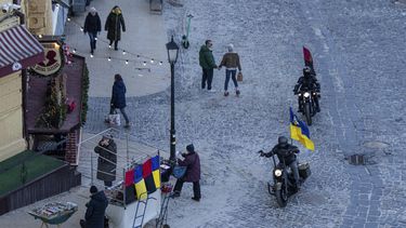 Motociclistas con banderas ucranianas recorren el centro de Kiev, miércoles 20 de diciembre de 2023. (AP Foto/Evgeniy Maloletka)