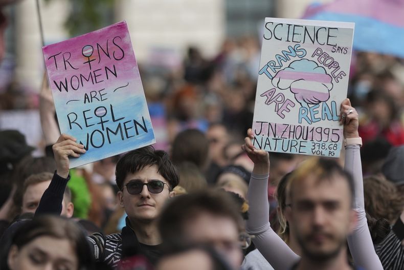 La protesta a favor de los derechos de los transexuales en Londres el 19 de abril del 2025. (AP foto/Alastair Grant)
