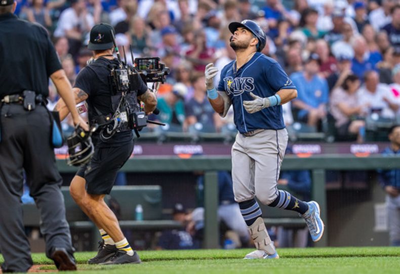 El mexicano Jonathan Aranda, de los Rays de Tampa Bay, recorre las almohadillas luego de batear un jonrón ante los Marineros de Seattle, el viernes 7 de agosto de 2026 (AP Foto/Stephen Brashear)