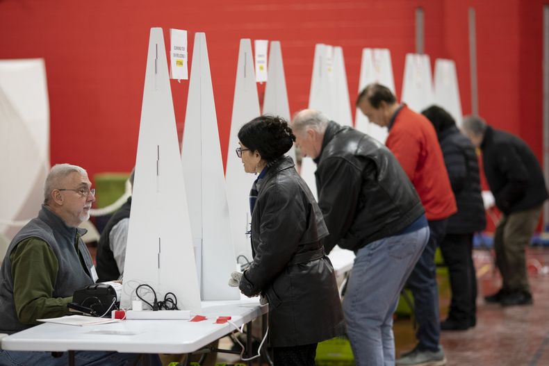 ARCHIVO - Electores se registran para emitir su voto en las primarias presidenciales de Nueva Hampshire en un centro de votación en Derry, Nueva Hampshire, el 23 de enero de 2024. (AP Foto/David Goldman, archivo)