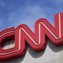 ARCHIVO - El logo de CNN se observa, el 21 de abril 2022, en Atlanta. CNN anunció el miércoles, 10 de julio de 2024, que está eliminando aproximadamente 100 puestos de trabajo y planea debutar sus primeras suscripciones digitales antes de fin de año ya que la cadena de noticias se inclina hacia la reestructuración de su negocio. (AP Foto/Mike Stewart, Archivo)