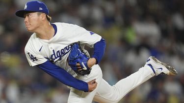 El japonés Yoshinobu Yamamoto, lanzador de los Dodgers de Los Ángeles, labora en el juego del martes 7 de mayo de 2024, ante los Marlins de Miami (AP Foto/Marcio José Sánchez)