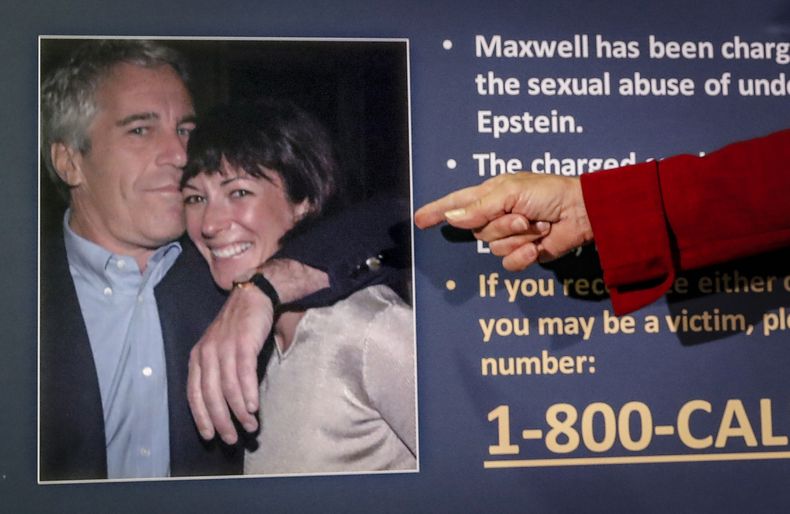 Una foto de Jeffrey Epstein con Ghislaine Maxwell es exhibida en una conferencia de prensa en Nueva York el 2 de julio del 2020. (AP Foto/John Minchillo)