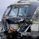 Un tren dañado de Brightline es visto luego de que chocó contra un camión de bomberos en el centro de Delray Beach, Florida, el sábado 28 de diciembre de 2024. (Mike Stocker/South Florida Sun-Sentinel via AP)