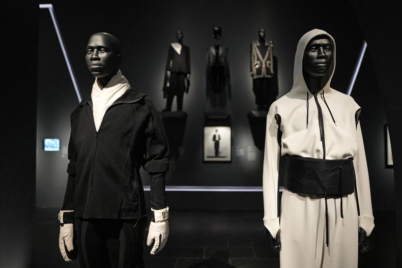 Diseños de Saul Nash se exhibirán en la exposición del Instituto del Vestido del Museo Metropolitano de Arte, Superfine: Tailoring Black Style, el sábado 3 de mayo de 2025, en Nueva York. (Foto Charles Sykes/Invision/AP)