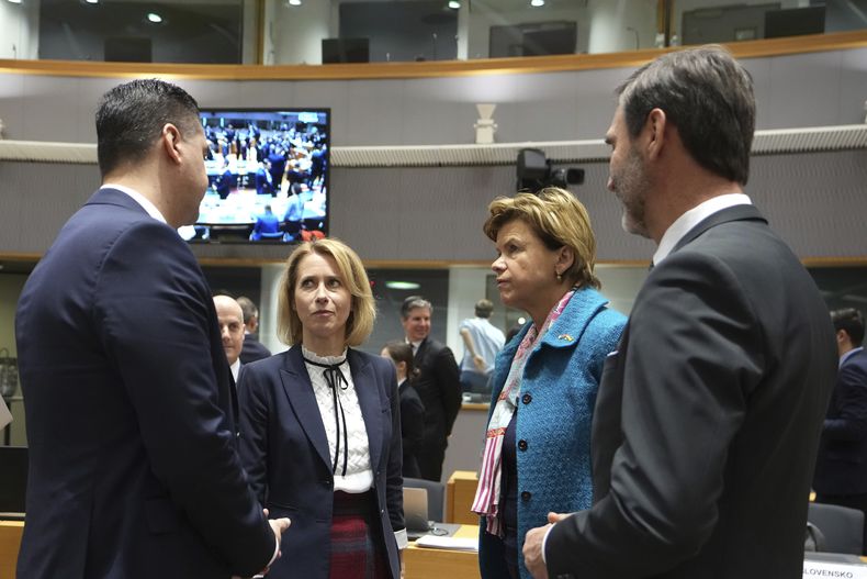 De izq a der: el ministro de exteriores de Malta Ian Borg, la directora de asuntos exteriores de la Unión Europea Kaja Kallas, la ministra de exteriores de Letonia Baiba Braze y el ministro de exteriores de Eslovaquia Juraj Blanar en la reunión de ministros de exteriores de la UE en Bruselas el 27 de enero del 2025. (AP foto/Virginia Mayo)