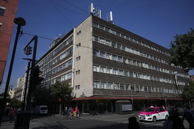 En la imagen, vista del Hospital de Jesús, que ocupa gran parte de una manzana en el centro histórico de la Ciudad de México, el 13 de noviembre de 2024. Su fachada amarilla desgastada y discreta, característica de la arquitectura de mediados del siglo pasado, oculta el centro médico fundado hace 500 años por el conquistador español Hernán Cortés. (AP Foto/Eduardo Verdugo)