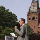 Ryan Enos, profesor de política en la Universidad de Harvard, habla en una protesta contra las medidas del presidente de EEUU, Donald Trump, en el campus universitario en Cambridge, Massachusetts, el 27 de mayo del 2025. (AP foto/Leah Willingham)