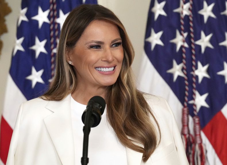 ARCHIVO – La primera dama de Estados Unidos, Melania Trump, habla en un evento para presentar una estampilla del Servicio Postal estadounidense en honor de la ex primera dama Barbara Bush, el 8 de mayo de 2025, en la Sala Este de la Casa Blanca, en Washington. (AP Foto/Jacquelyn Martin, Archivo)