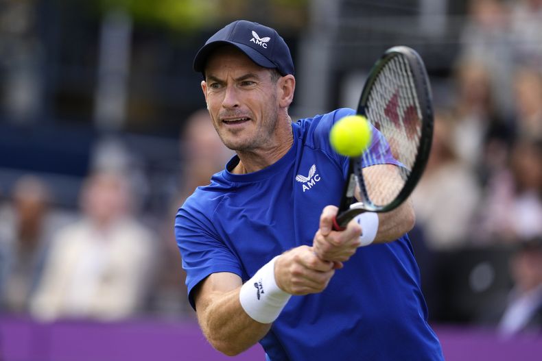ARCHIVO - Foto del 19 de junio del 2024, el británico Andy Murray enfrenta al australiano Jordan Thompson en el primer encuentro de Queens Club en Londres. El jueves 27 de junio del 2024, Murray aún no decide si participará en Wimbledon. (AP Foto/Kirsty Wigglesworth, Archivo)