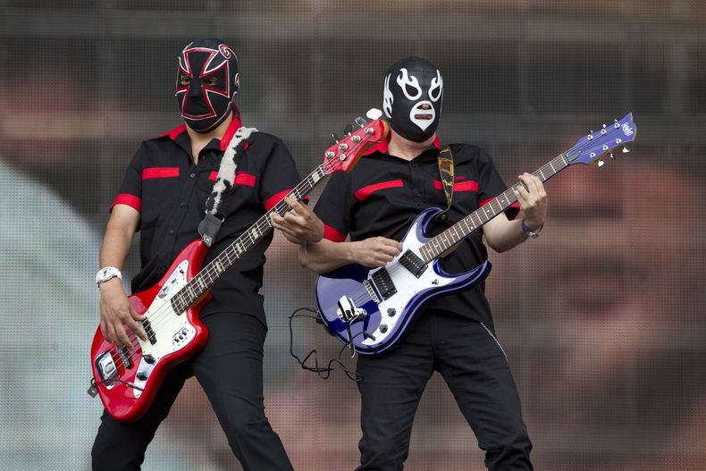 ARCHIVO - El grupo de surf rock Lost Acapulco actúa en el festival Vive Latino, en la Ciudad de México, el 24 de marzo de 2012. (Foto AP/Christian Palma, archivo)