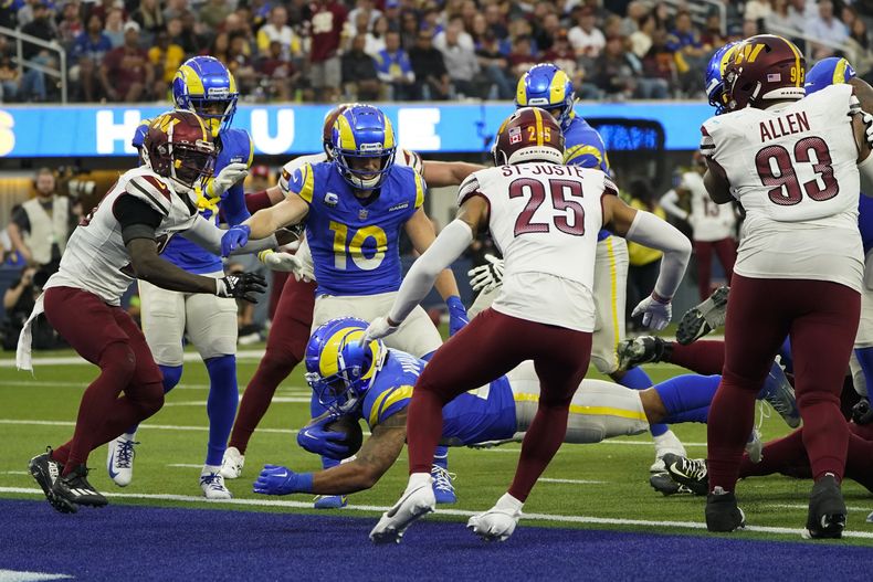 Kyren Williams (23), running back de los Rams de Los Ángeles, anota una conversión de dos puntos durante la segunda mitad del juego de la NFL en contra de los Commanders de Washington, el domingo 17 de diciembre de 2023, en Inglewood, California. (AP Foto/Marcio Jose Sanchez)