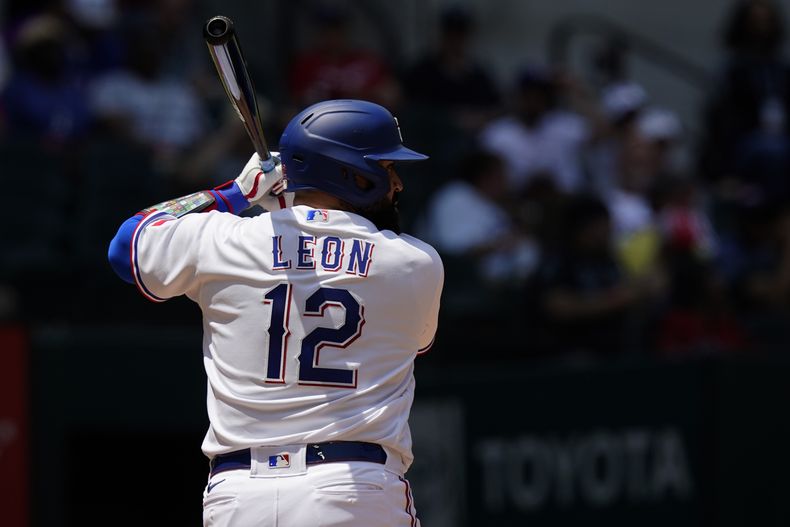 El venezolano Sandy León, de los Rangers de Texas, espera un lanzamiento en la caja de bateo durante el juego ante los Diamondbacks de Arizona, el miércoles 3 de mayo de 2023 (AP Foto/LM Otero)
