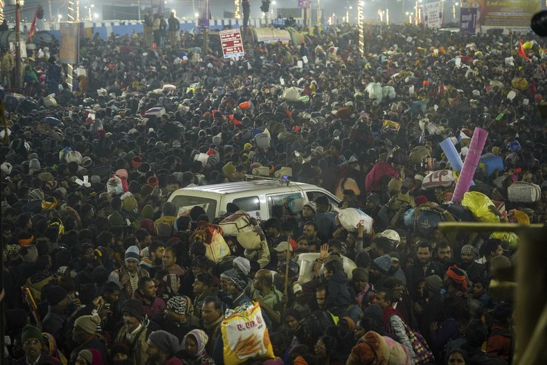 Una ambulancia avanza entre una multitud de devotos hindúes congregados para celebrar el festival Maha Kumbh en Prayagraj, India, el miércoles 29 de enero de 2025. (AP Foto/Deepak Sharma)