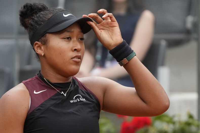 Naomi Osaka aguarda un saque durante el partido contra Clara Borel en el Abierto de Italia, el miércoles 8 de mayo de 2024. (AP Foto/Gregorio Borgia)
