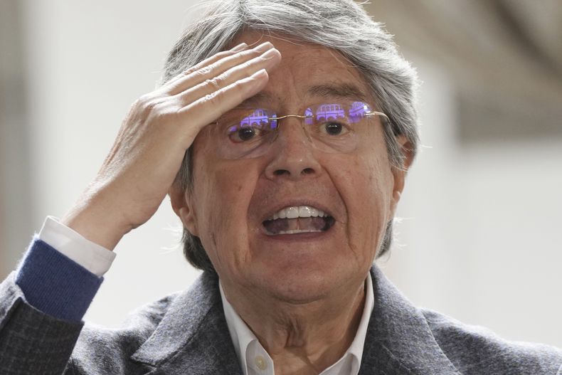 El presidente de Ecuador, Guillermo Lasso, da una conferencia de prensa en el palacio presidencial de Carondelet en Quito, Ecuador, el viernes 2 de junio de 2023. Lasso, que disolvió la Asamblea Nacional dos semanas antes, anunció que no se postulará a la reelección presidencial en los próximos comicios del 20 de agosto. (AP Foto/Dolores Ochoa)