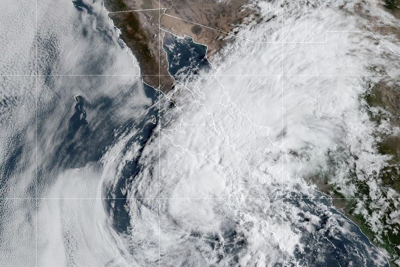 Esta imagen satelital tomada por GeoColor el 4 de septiembre de 2025 a las 11:20 EDT y distribuida por la NOAA, muestra la tormenta tropical Lorena ante la costa de la península mexicana de Baja California. (NOAA vía AP)