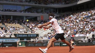 Thiago Seyboth Wild devuelve ante Daniil Medvedev durante la primera ronda del Abierto de Francia, el martes 30 de mayo de 2023, en París. (AP Foto/Aurelien Morissard)