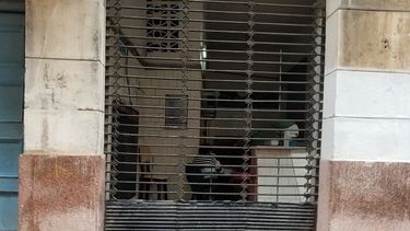 insolito! una nina cubana casi se come una mortadela de la libreta cubierta de pelos