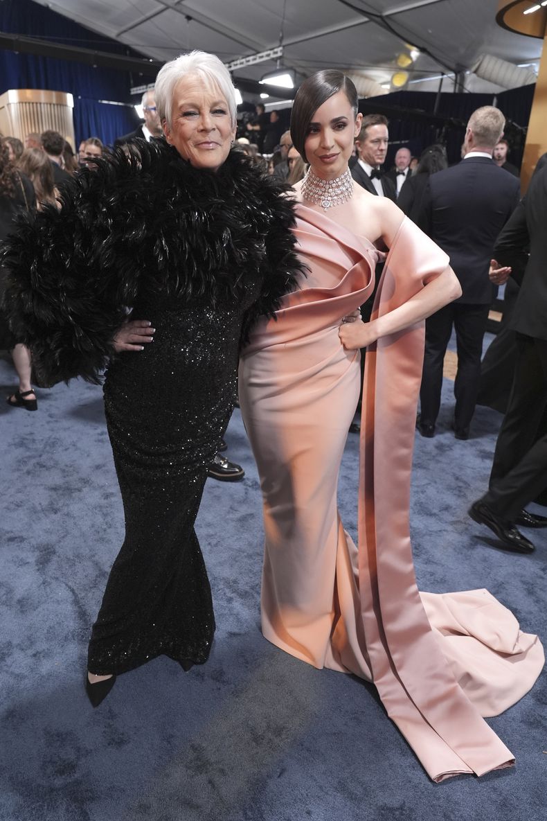 Jamie Lee Curtis, izquierda, y Sofia Carson llegan a la 31ª edición anual de los Premios SAG el domingo 23 de febrero de 2025 en el Shrine Auditorium de Los Ángeles. (Foto AP/Chris Pizzello)