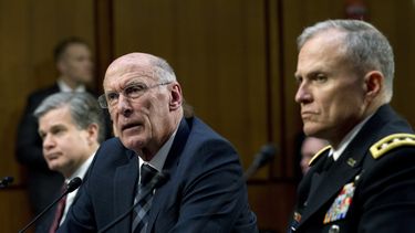 Trump califica a sus jefes de inteligencia de “ingenuos”