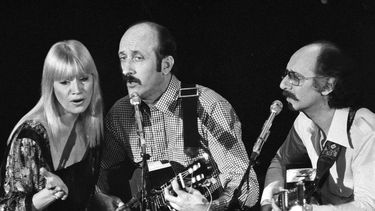 ARCHIVO - El trío folk Peter, Paul y Mary, desde la izquierda, Mary Travers, Paul Stookey y Peter Yarrow, actúan en un evento benéfico en Los Ángeles para ayudar a los refugiados camboyanos el 30 de enero de 1980. (Foto AP/George Brich, archivo)