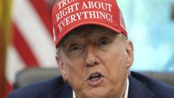 El presidente Donald Trump habla en el Despacho Oval de la Casa Blanca, el viernes 22 de agosto de 2025, en Washington. (AP Foto/Jacquelyn Martin)