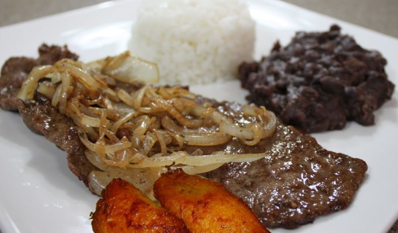 Bistec de Palomilla - Plato cubano que consiste en filete de ternera marinado en ajo, jugo de limón, sal y pimienta y luego frito