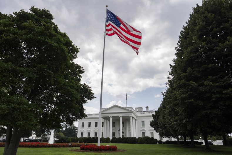Una bandera estadounidense ondea frente a la Casa Blanca, el miércoles 23 de julio de 2025, en Washington. (AP Foto/Julia Demaree Nikhinson)
